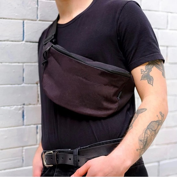 AC⚡️DC classic bum bag style, main compartment with zip-fastening, - Picture 2 of 6